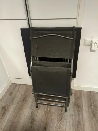 Conjunto de Mesa y 2 Sillas Plegables como Nuevas.