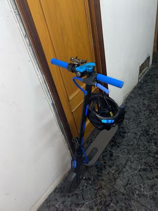 Patinete eléctrico negro y azul