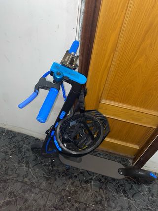 Patinete eléctrico negro y azul