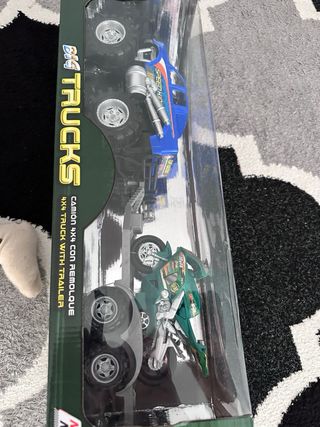 Camión 4x4 con remolque y moto