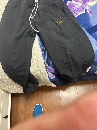 Bermuda deportiva Nike negra y dorada