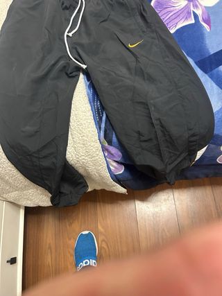 Bermuda deportiva Nike negra y dorada