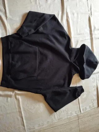 Sudadera con capucha negra