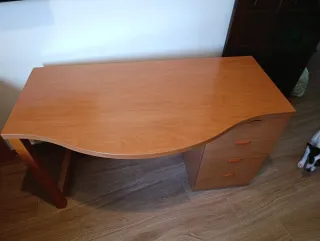 Escritorio de madera con cajones