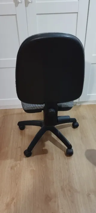 Silla de oficina giratoria con ruedas