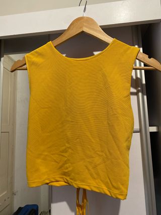 Blusa amarilla sin mangas