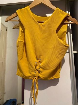 Blusa amarilla sin mangas