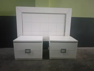 Cabecero y mesillas de noche blancas