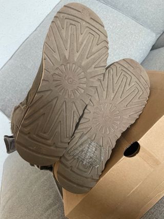 botas UGG de color kaki con Lazos atras, de pelo