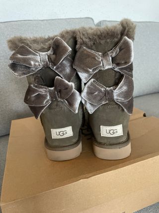 botas UGG de color kaki con Lazos atras, de pelo