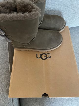 botas UGG de color kaki con Lazos atras, de pelo