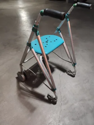 Andador con asiento y ruedas