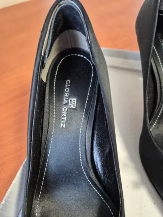 Tacones Gloria Ortiz Raso Negro y piel .8 cms.