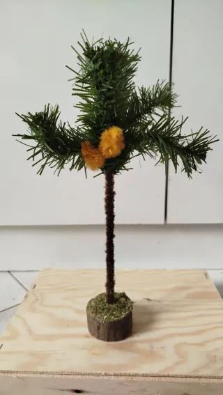 Albero decorativo con decorazioni gialle
