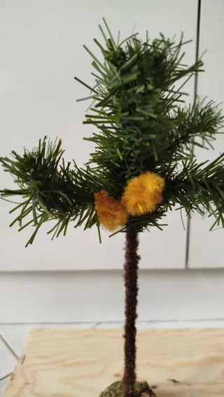 Albero decorativo con decorazioni gialle