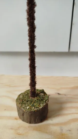 Albero decorativo con decorazioni gialle