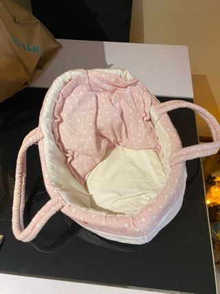 Cuna de juguete rosa con corazones