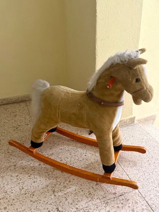 Caballito balancín de peluche