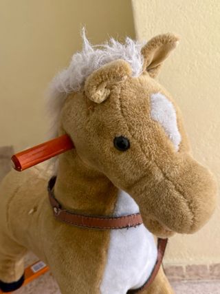 Caballito balancín de peluche