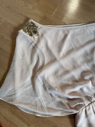 Vestido de fiesta asimétrico beige