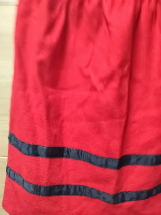 Falda roja estilo baserri