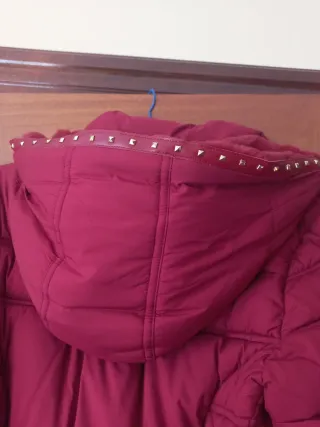 Trenca rojo con detalle triangular