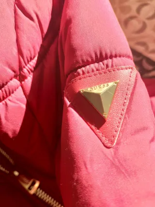 Trenca rojo con detalle triangular