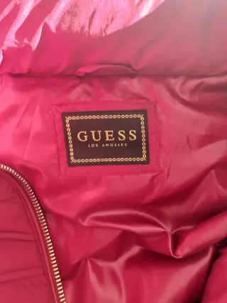 Trenca rojo con detalle triangular