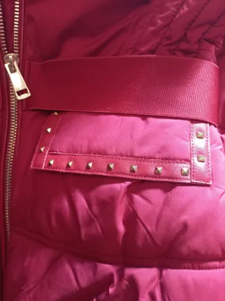 Trenca rojo con detalle triangular