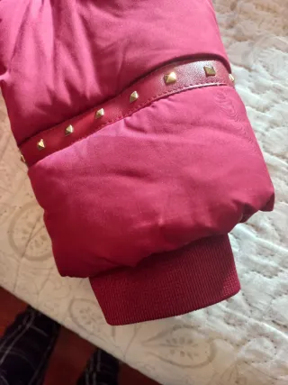 Trenca rojo con detalle triangular