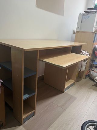 Escritorio con estanterías y almacenaje