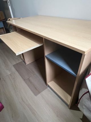 Escritorio con estanterías y almacenaje