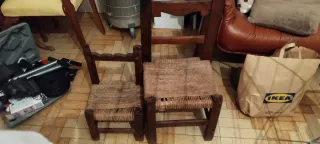 Sillas antiguas de madera y cuerda de soga antigua