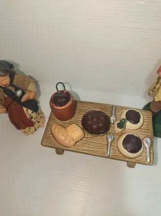 Statuine presepe con tavola imbandita LEGGI