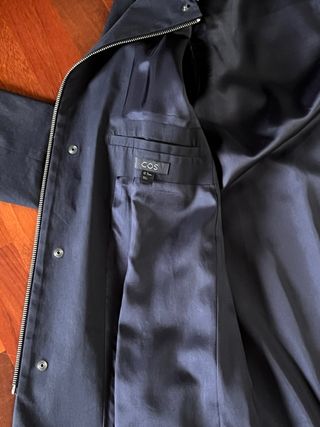 Chubasquero COS para hombre, azul marino