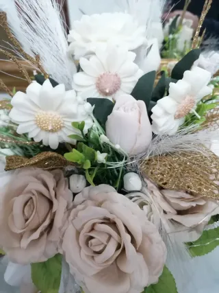 Decorazione floreale con candele oro e bianche