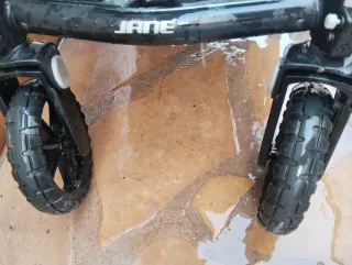 Carrito de bebé gris y marrón