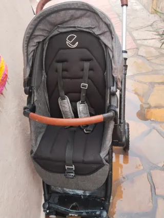 Carrito de bebé gris y marrón