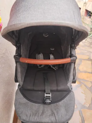 Carrito de bebé gris y marrón