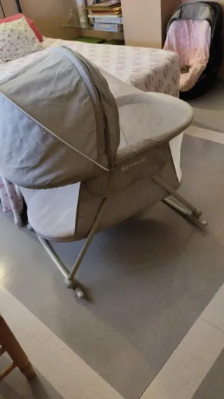 Cuna portátil mecedora