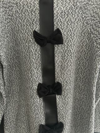 Jersey gris y negro con lazos Talla M