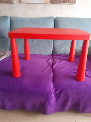 Mesa infantil roja de plástico