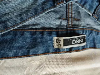 Pantalones vaqueros cortos desgastados