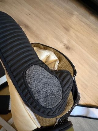 Guantes de portero Reebok negros y dorados