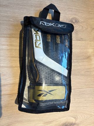 Guantes de portero Reebok negros y dorados