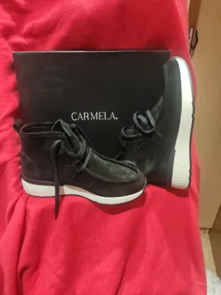Botines ante Carmela negros