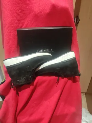 Botines ante Carmela negros