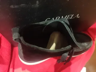 Botines ante Carmela negros