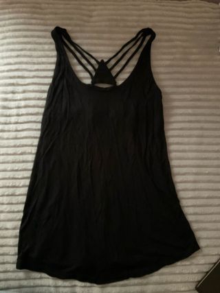 Blusa negra con tirantes cruzados