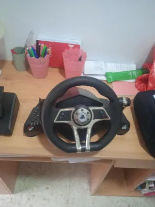 Volante y Pedales PS4 Thrustmaster